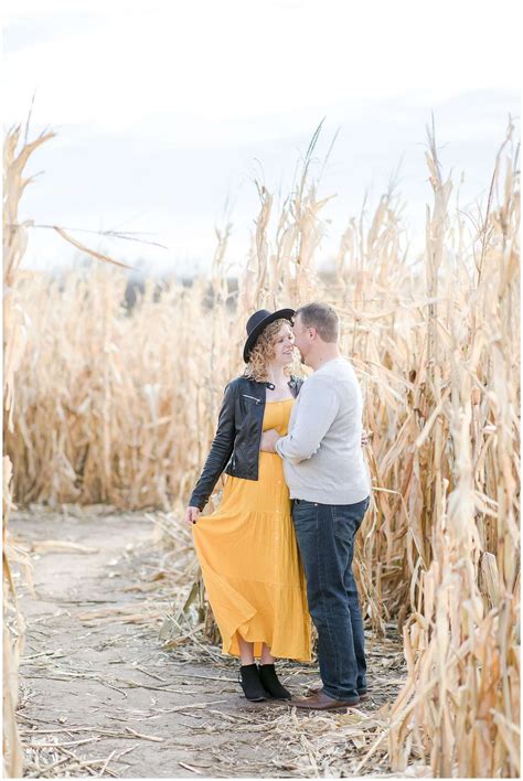 Pumpkin Patch Maternity at Roca Berry Farm - Amy Maly Photography