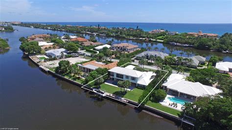 Welcome to the exclusive waterfront town of Manalapan, Florida | Waterfront homes, Pool houses ...