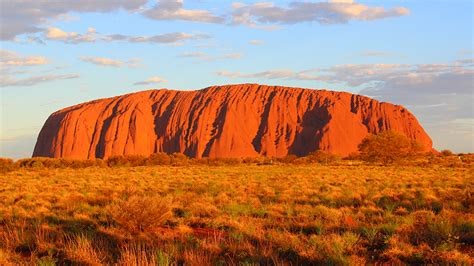 Travel guide to Uluru/Ayers Rock: things to do, accommodation, attractions