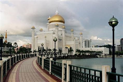 Welcome to the Islamic Holly Places: Sultan Omar Ali Saifuddin Mosque ...