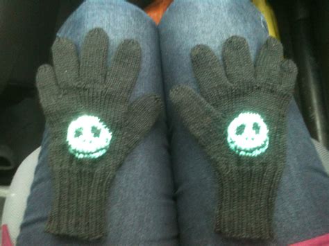 jaimalaya: Homemade Friday: Jack Skellington Gloves