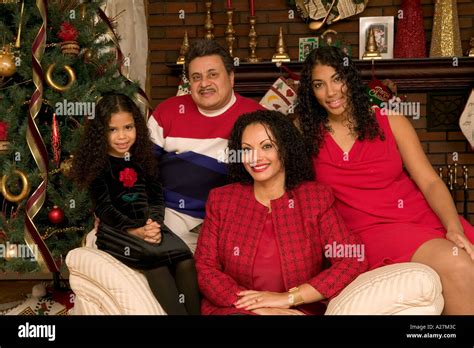 Familia puertorriqueña en los Estados Unidos tiene un retrato de familia delante del árbol de ...