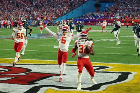 Chiefs tie Eagles on Nick Bolton’s 36-yard scoop-and-score - Yahoo Sports