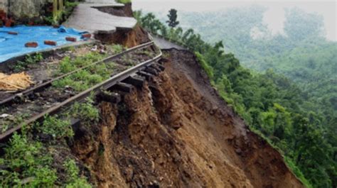 Mumbai: Four injured in landslide - India News