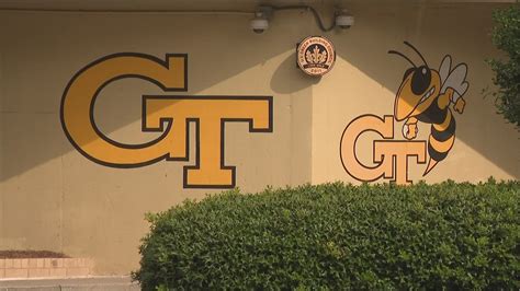 Georgia Tech's mascot Buzz dances to Beyoncé | 11alive.com