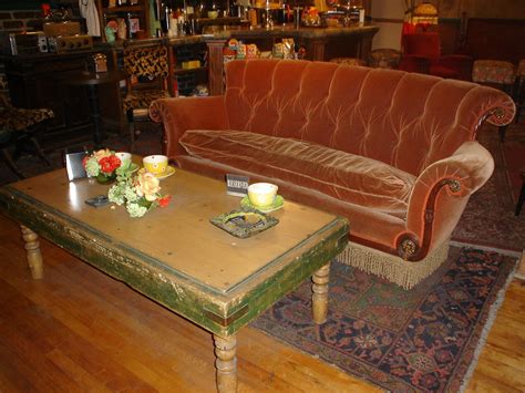 Archivo:Friends Central Perk couch.jpg - Wikipedia, la enciclopedia libre