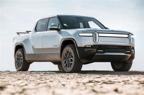 Comparing the Rivian R1T Against Rival Electric Pickups | Edmunds