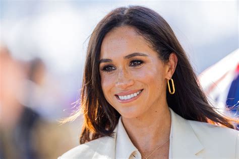 Meghan Markle Smiles for a Selfie in Los Angeles Ahead of N.Y.C. Trip