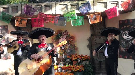 Mariachi of Epcot singing songs from Disney Pixar Coco - YouTube