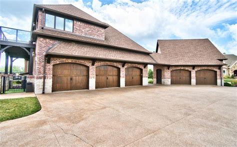 5-car Garage | Homes of the Rich