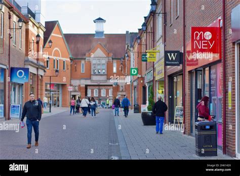 People shopping on Vicar Lane in Chesterfield Town Centre, Derbyshire, England Stock Photo - Alamy