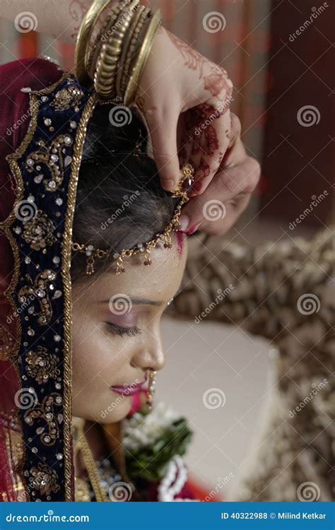 Groom Putting Sindoor On Bride's Forehead In Indian Hindu Wedding ...