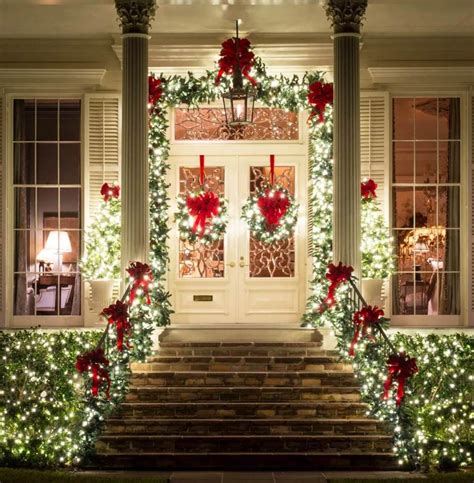 20+ Best Christmas Door and Window Lighting Decorating Ideas 2023 | Classic christmas ...