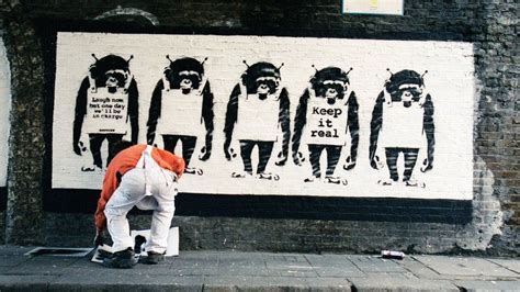 Banksy: Behind-the-scenes photos 'show artist at work' - BBC News