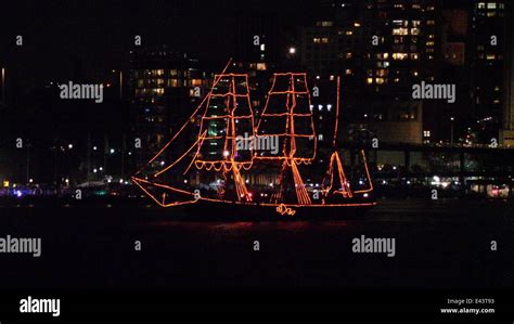 New Year's Eve fireworks erupt over Sydney's iconic Harbour Bridge ...