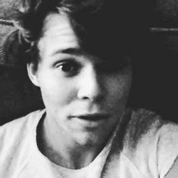 Ashton Irwin Insta GIF - Find & Share on GIPHY