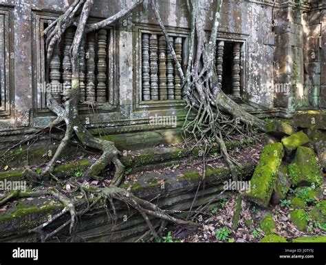 Section of Angkor Wat ruins Stock Photo - Alamy