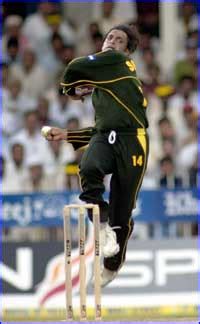 Shoaib Akhtar Bowling Pictures ~ Sports Wallpapers Cricket wallpapers ...