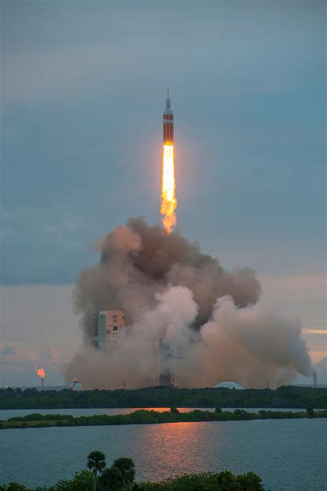 17 HQ Photos from NASA’s Orion Launch » TwistedSifter