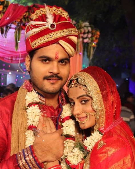 Akshara Singh married with Arvind Akela 'Kallu', photo goes viral - Top ...