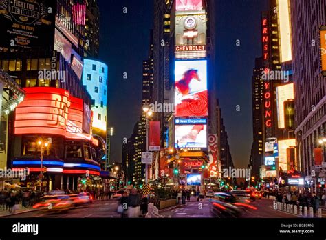 Times Square New York City bei Nacht Stockfotografie - Alamy