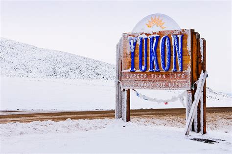 A Yukon welcome sign on the border with … – License image – 70439944 lookphotos