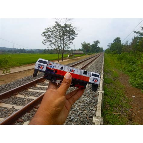 Jual Mainan Kereta Api Indonesia Lokomotif CC 206 Mesin Dinamo | Miniatur Kereta Api kayu ...