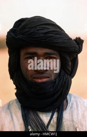 Tuareg man wearing a tagelmust around his head and face, Adrar des ...