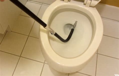 How to use Toilet Snake to Unclog a Toilet (Electric & Manual) - Toiletseek