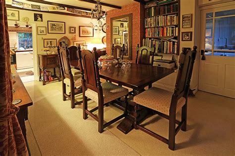 Period Style Pedestal Table & Chairs in Cottage Dining Room