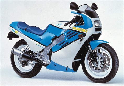 【プレイバック80's】「SUZUKI GSX-R400」驚異的な軽さのアルミフレームと59馬力のエンジンで時代を変えたヨンヒャク（1984年） - webオートバイ