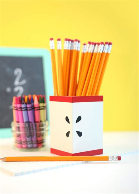 DIY easy apple pencil holder made with vinyl | damask love Back To ...