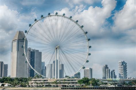 Premium Photo | Singapore flyer the giant ferris wheel in singapore