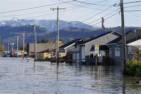 Flooding: Pacific Northwest residents told to stay inside - NewsLooks