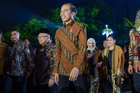 Pakai Batik Papua, Pj Gubernur PBD dan Isteri Tampil Memukau di Istana Berbatik - Sorong News