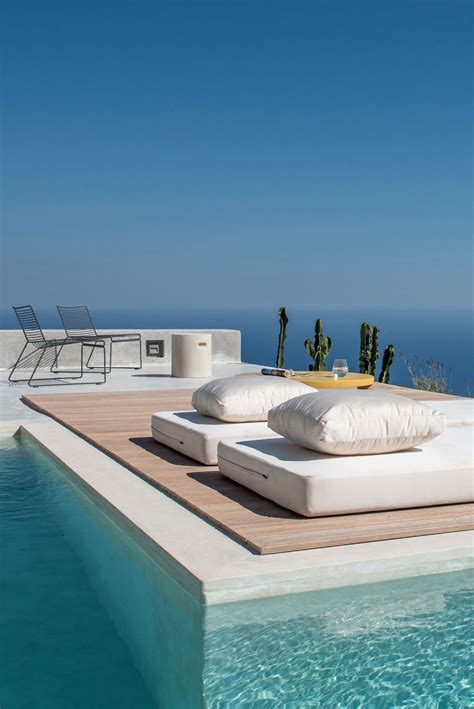 This Santorini Getaway Home Has It All | Piscinas modernas, Casas con piscina, Casas de playa