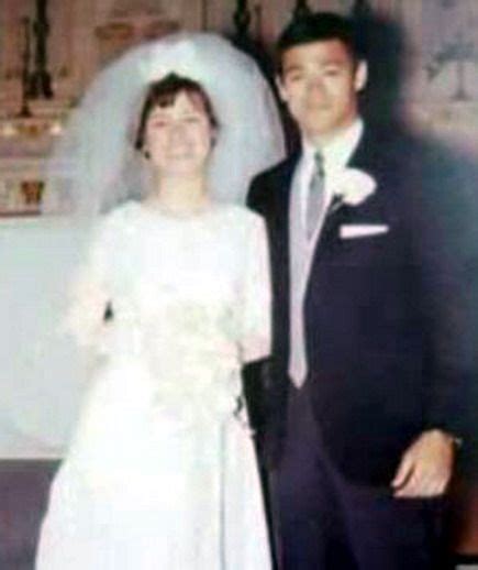 Bruce Lee married Linda Emery on 17th August 1964 | Bruce lee, Bruce lee family, Bruce lee photos