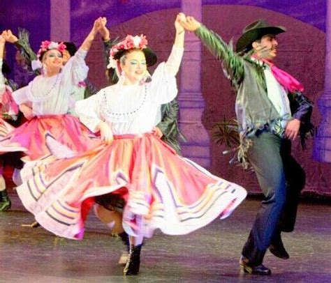 Folklorico Nuevo León Dancer | Traditional mexican dress, Dancer costume, Dance pictures