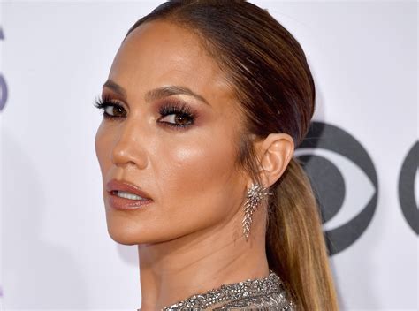 Jennifer Lopez Wore $110 Highlighter For The People's Choice Awards | SELF