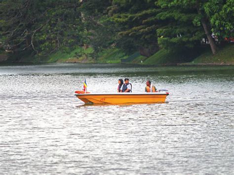 Kandy Lake | Art in Kandy, Sri Lanka