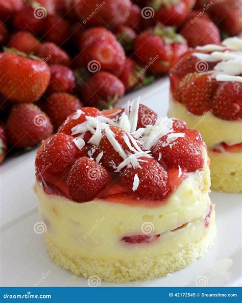 Fresa cake imagen de archivo. Imagen de rojo, blanco - 42172545