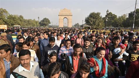 Deja Vu? New Year rush clogs Delhi again; nearly 2 lakh gather at CP ...