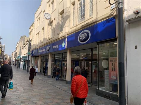 Boots limits number of people allowed in store and closes first floor - 3FM Isle of Man