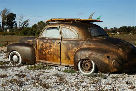 Vintage rusty broken car on gravel · Free Stock Photo