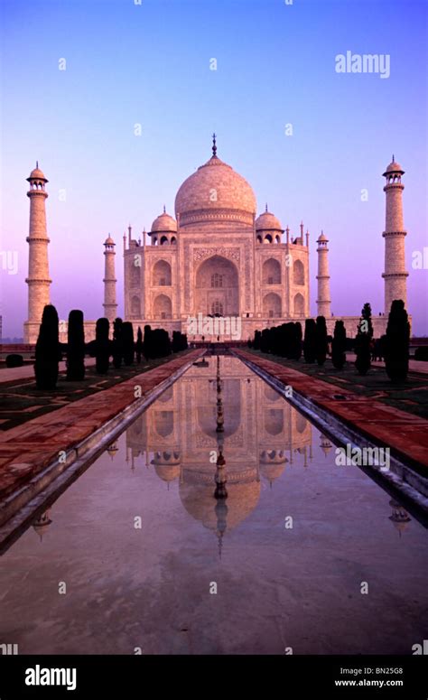 The Taj Mahal tomb and memorial to Mumtaz Mahal Agra India Stock Photo - Alamy