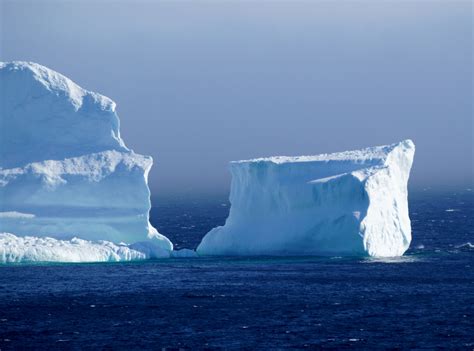 Giant iceberg in Canada draws huge crowds of tourists