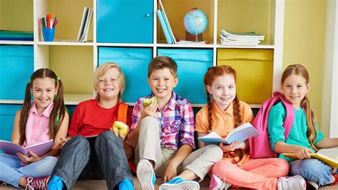 Photo of Elementary or Middle School kids in front of lockers - Stevensville Middle School