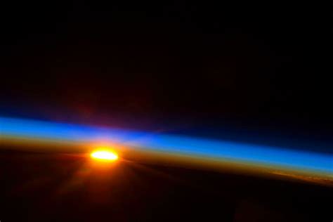 Video Shows Mind-Blowing Footage of Sunrise from the International Space Station - TechEBlog