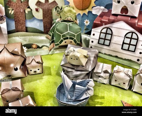 Origami cube hi-res stock photography and images - Alamy