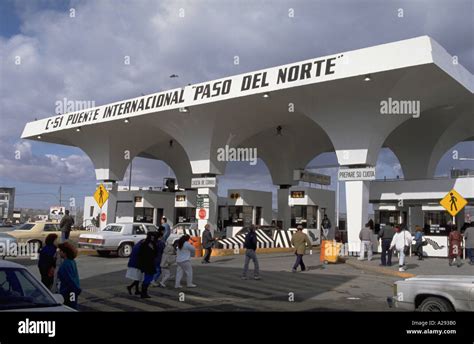 Border crossing signs mexico hi-res stock photography and images - Alamy